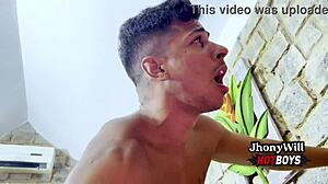 Primo hetero no sigilo handjob session