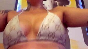 Eu na academia suei tanto mais tanto que minha buceta ficou encharcada fiquei com muito tesão nesse momento escorria pelas pernas