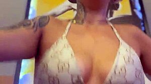 Eu na academia suei tanto mais tanto que minha buceta ficou encharcada fiquei com muito tesão nesse momento escorria pelas pernas