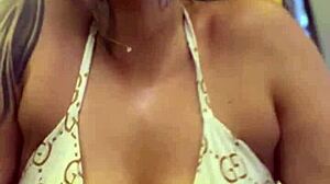 Eu na academia suei tanto mais tanto que minha buceta ficou encharcada fiquei com muito tesão nesse momento escorria pelas pernas