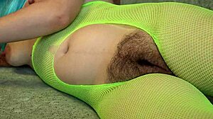 怀孕熟女在连裤袜下玩玩具达到强烈高潮