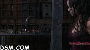 开朗黑发骚妹穿BDSM装备玩橡胶玩具猛自慰