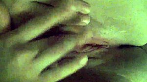 女友手指抠湿润无毛骚逼直喷高潮