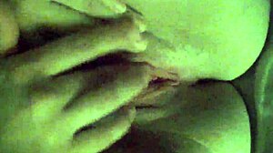 女友手指抠湿润无毛骚逼直喷高潮