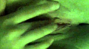 女友手指抠湿润无毛骚逼直喷高潮