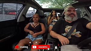 Anãzinha do Mau在车里脱光衣服展示湿润巴西屁股