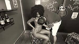 n�o aguentei ver o cuzinho dela piscando e meti a rola no cuzinho da pretinha deliciosa?