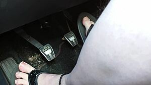 Barfu� in flip flops auto fahren, naked and sexy