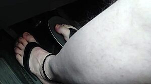 Barfu� in flip flops auto fahren, naked and sexy