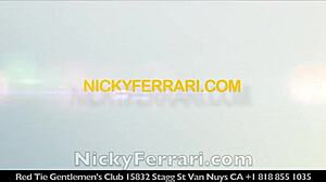 我不敢相信Nicky Ferrari，这个性感的拉丁巨乳熟女，每次都让我疯狂！