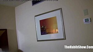 性感脱衣舞娘皇后蓝吞下特洛伊男的巨大BBC在业余怪癖会议。