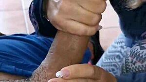 la mia matrigna mi sorprende mentre mi masturbo e decide di aiutarmi a venire