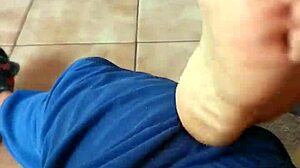 la mia matrigna mi sorprende mentre mi masturbo e decide di aiutarmi a venire