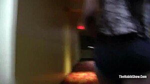 性感脱衣舞娘皇后蓝吞下特洛伊男的巨大BBC在业余怪癖会议。