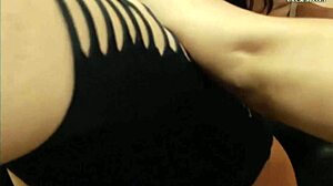 Chica Masturbates on Webcam to Squirt