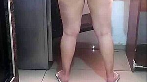 me follo a la mam� de mi amigo y le lleno la vagina de leche pov