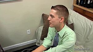 Dylan Chambers用力吸舔和操基佬男孩！