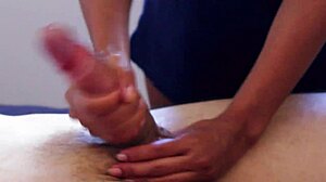 Contratei uma massagista gostosa e gozei recebendo a massagem erotica em casa  