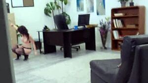 手铐内衣年轻女孩在办公室POV中用力吸，强烈欲望