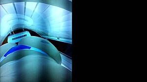 Me preparando para o amante na cabine de bronzeamento artificial