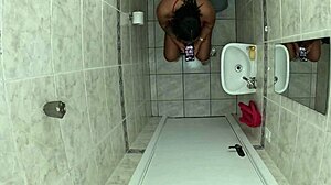 Foi No Banheiro Da Amiga Mijar Acabou Batendo Uma Esqueceu De Trancar A Porta Amigo Entrou E Meteu A Rola Nela