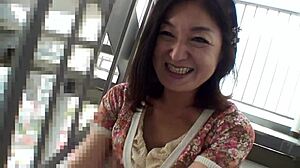 日本继母露出毛茸茸小穴，浸满内射精液