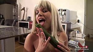 I, blond teen, stik gemuse n schwanz in my pussy.