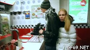 俩猛男狂抠美女硬核指奸