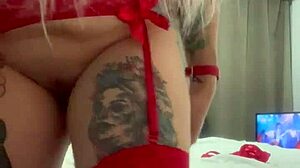 色情明星Alina Modelista穿着性感红色内衣，用油挑逗并展示大屁股和小18+奶子在镜头前