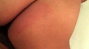 Mi amiga no aguanta la calentura y se me trepa encima me chupa la polla muy rico 😈💋