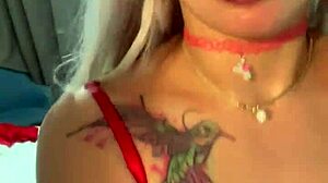 色情明星Alina Modelista穿着性感红色内衣，用油挑逗并展示大屁股和小18+奶子在镜头前