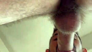 fumando um cigarro e o puto do ronny aislan mamando minha rola gigante