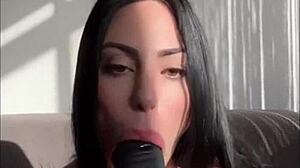 mamando dildo gigante, preparando coño para meterlo con dirty talk?