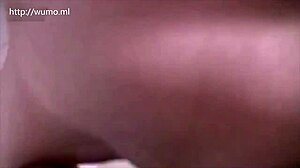 可爱日本学生网络模特在浴室被打断，进行激烈的射精自拍视频