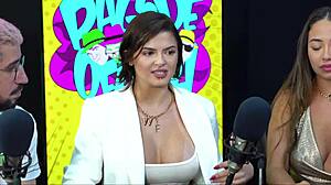 ela voltou novinha com peito gostoso bem safada