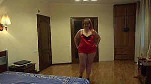 OMG, I’m watchin this beautiful bbw with fat ass do anal and play on bed, so hottt!