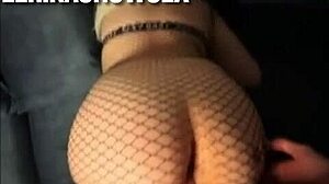 金发小美女穿着丝袜弯腰迎接巨鸡巴