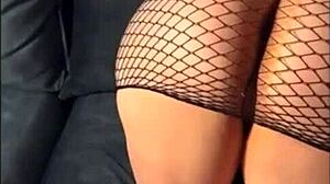 金发小美女穿着丝袜弯腰迎接巨鸡巴