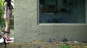 泡泡屁股年轻妹弯腰迎接巨鸡巴射精