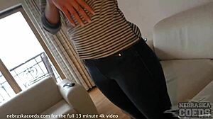 紧张19岁女孩戴牙套在工作室出道