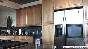 Cassidy Banks在沙发上操，炫耀纹身与Naughty America