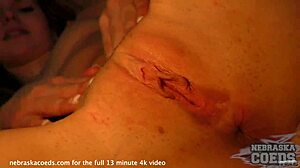 紧张19岁女孩戴牙套在工作室出道