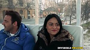 公共吞精宝贝穿着牛仔裤户外口交和手交