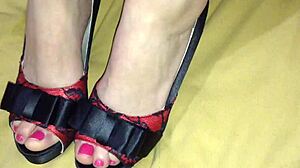 她业余足交玩屄探索脚技