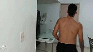 该死！性感拉丁年轻女子厨房致命口交，惊人屁股，第一部分！