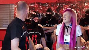 苗条德国少女18+ 在内射群交中感到不堪重负