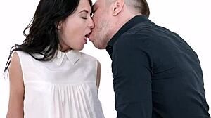 Roxy Sky在传教士骑乘口交中获得新鲜精液！