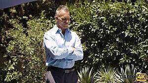 健壮爸爸户外泳池边操儿子可爱女友疯狂行动