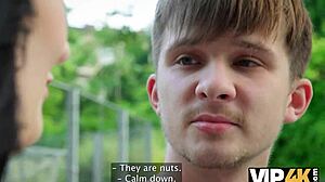 捷克妈妈被干时，继女在狂野群戏中自慰