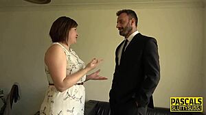 胖MILF奴隶喉咙被猛撞和肛门被猛插，该死！ 😲